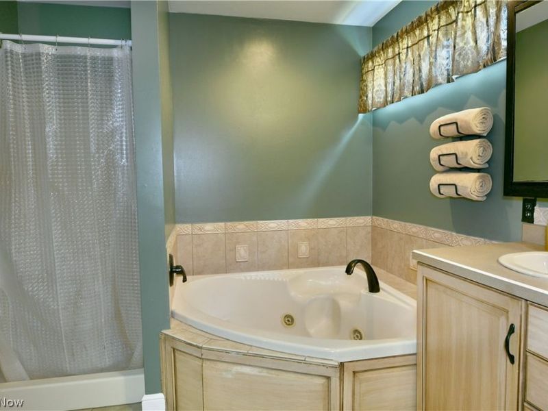 1458 Birch Run Drive NE, Warren, OH 44483 Photo 24