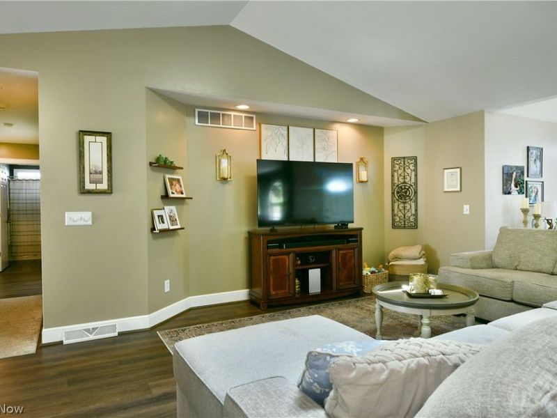 1458 Birch Run Drive NE, Warren, OH 44483 Photo 9