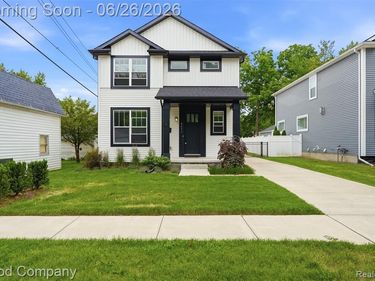 8431 Kenberton Drive, Oak Park, MI 48237