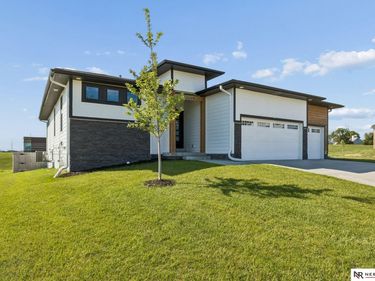 12009 Windsor Drive, Papillion, NE 68046