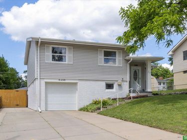 8480 Lakeview Drive, Omaha, NE 68127
