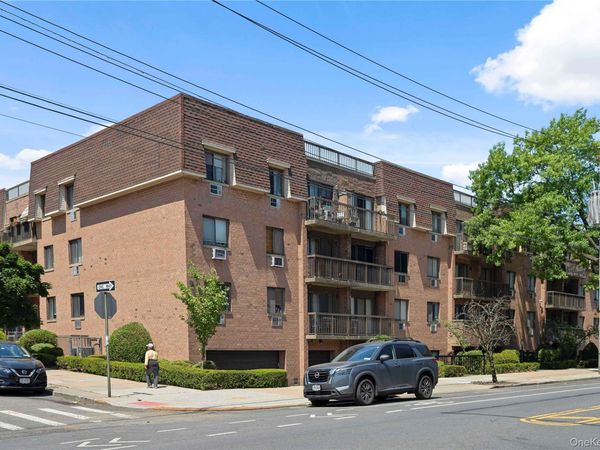61-12 69th Street , Unit 2M, Middle Village, NY 11379