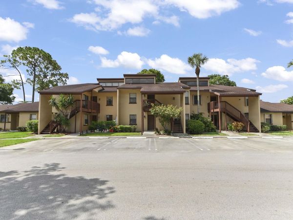 105 Lakeview Drive E, Royal Palm Beach, FL 33411
