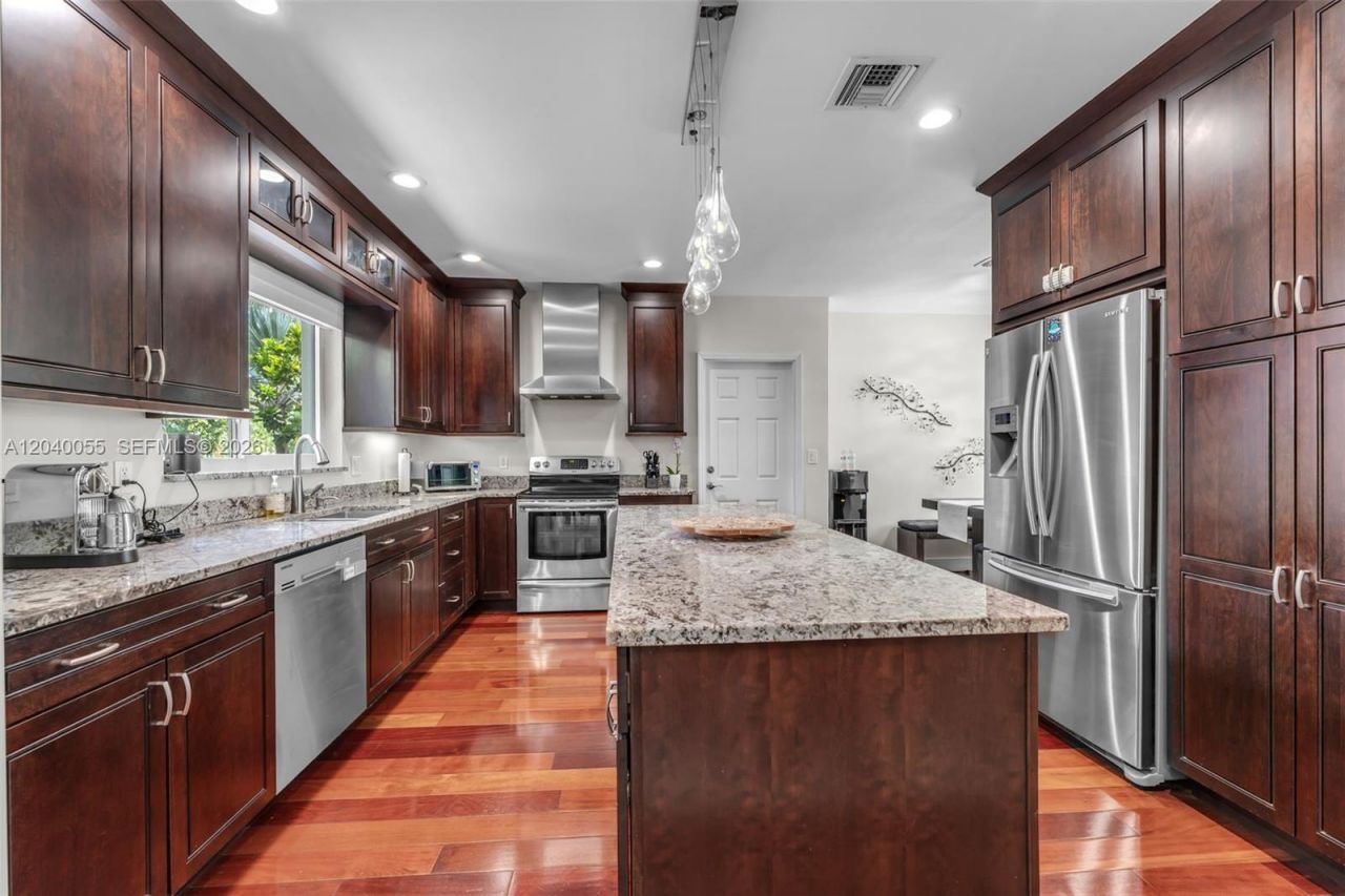 8 Pinta Rd , Miami, FL 33133 Photo