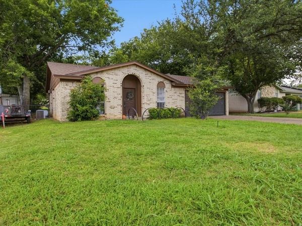 701 N Douglas Avenue , Cleburne, TX 76033