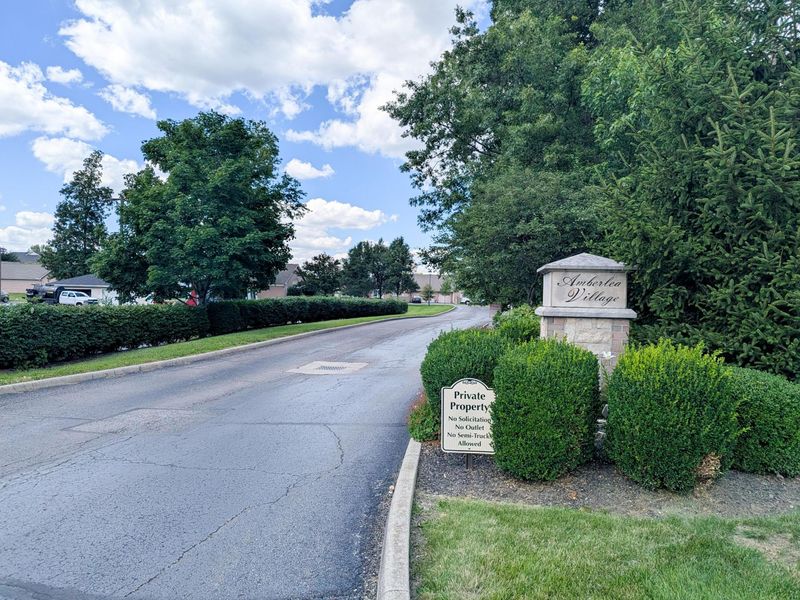 1244 Amberlea Drive E, Unit 18, Columbus, OH 43230 Photo 2