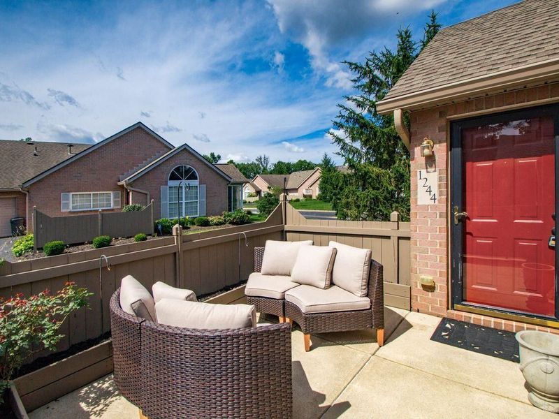 1244 Amberlea Drive E, Unit 18, Columbus, OH 43230 Photo 4