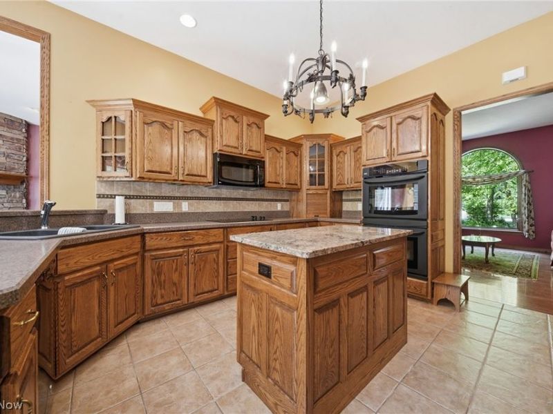 12065 Pheasant Court, Chardon, OH 44024 Photo 11