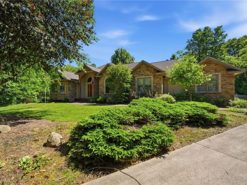 12065 Pheasant Court, Chardon, OH 44024 Photo 2