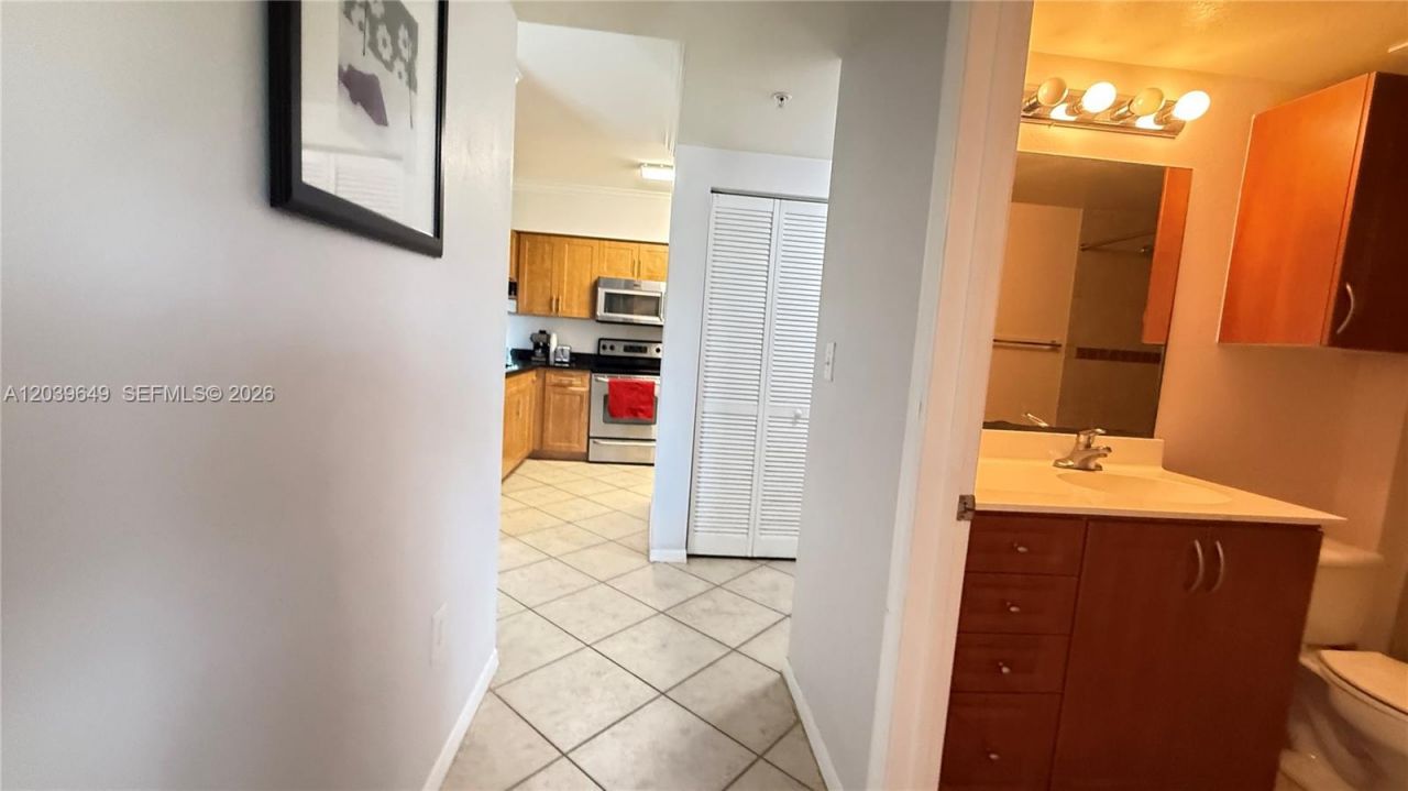 6458 Emerald Dunes Dr, Unit 303, West Palm Beach, FL 33411 Photo