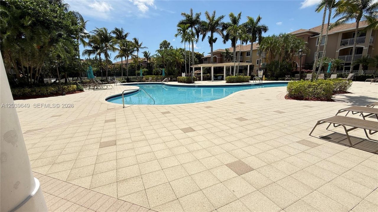 6458 Emerald Dunes Dr, Unit 303, West Palm Beach, FL 33411 Photo
