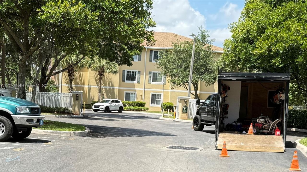 6458 Emerald Dunes Dr, Unit 303, West Palm Beach, FL 33411 Photo