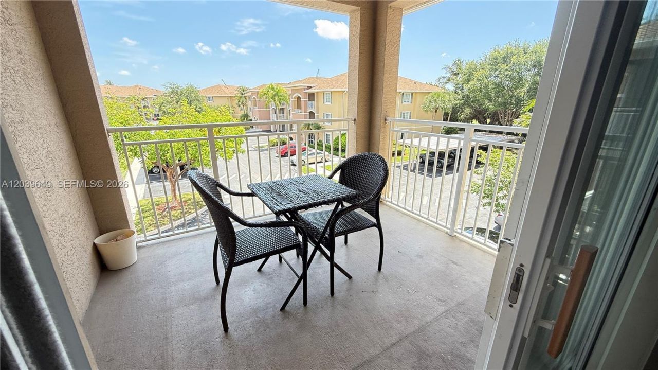 6458 Emerald Dunes Dr, Unit 303, West Palm Beach, FL 33411 Photo