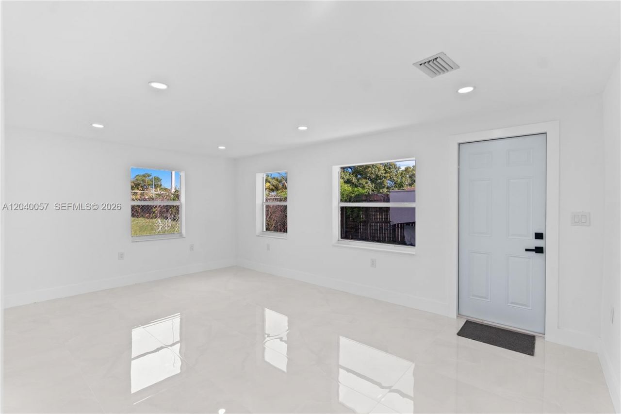 3271 NW 102nd St, Miami, FL 33147 Photo