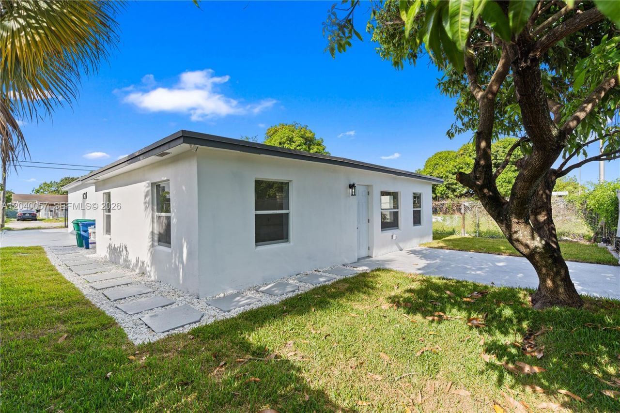 3271 NW 102nd St, Miami, FL 33147 Photo