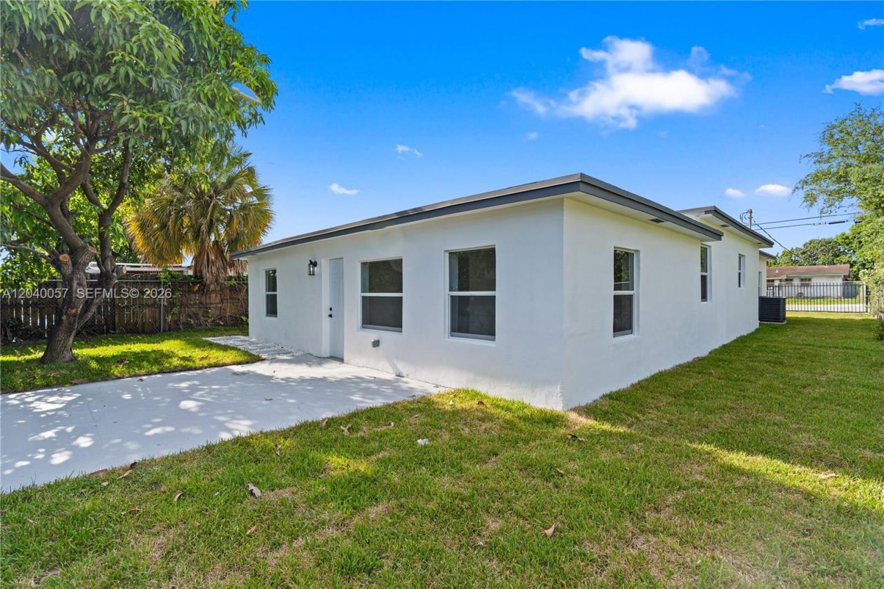 3271 NW 102nd St, Miami, FL 33147 Photo