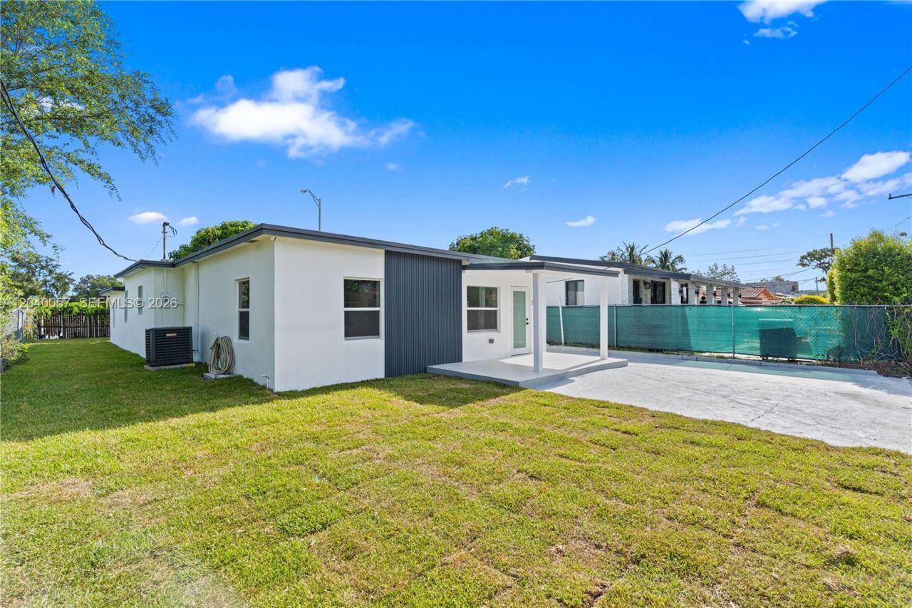 3271 NW 102nd St, Miami, FL 33147 Photo