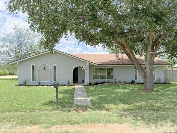 401 BLUEBONNET AVE, Devine, TX 78016