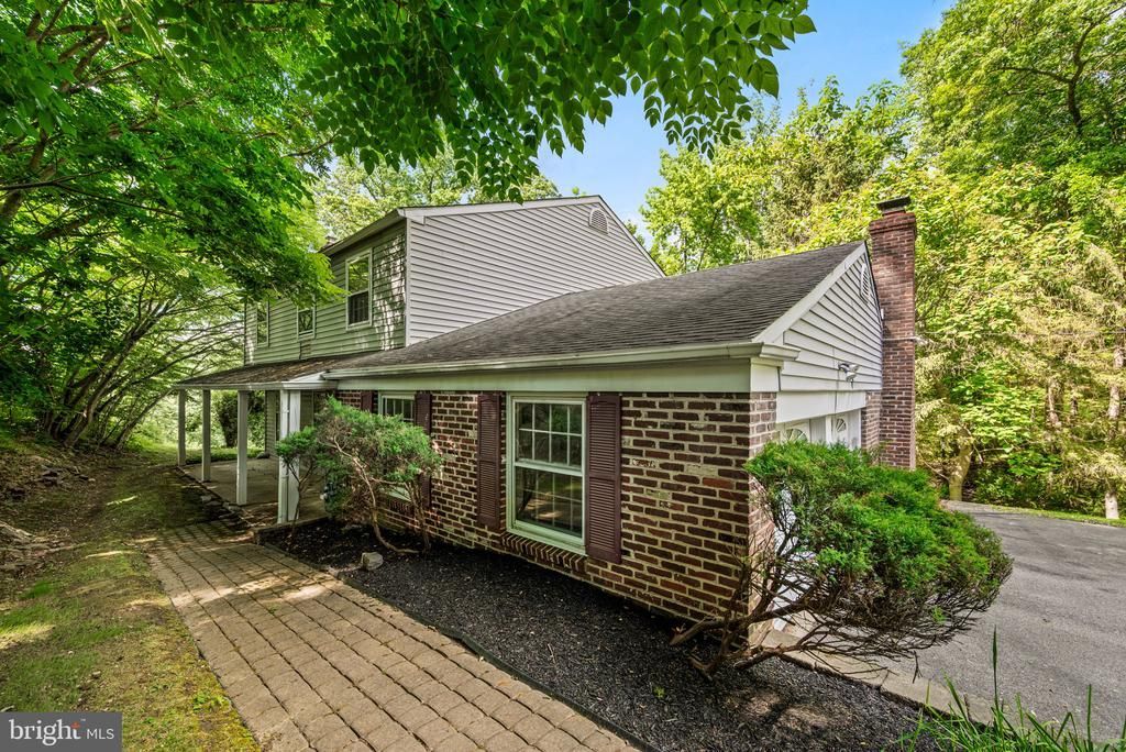 2169 HARTS LANE, CONSHOHOCKEN, PA 19428