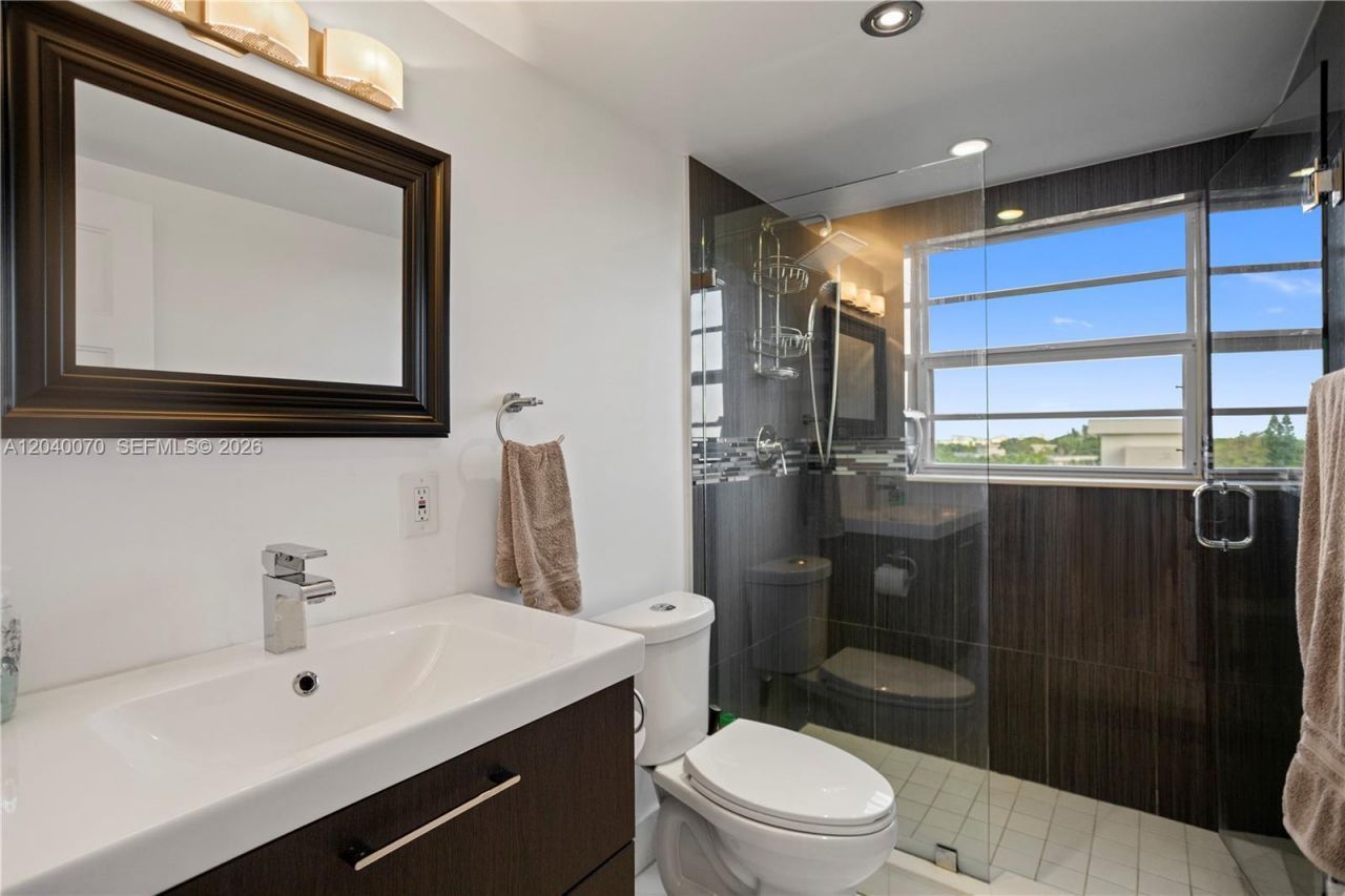 3050 N Palm Aire Dr , Unit 710, Pompano Beach, FL 33069 Photo