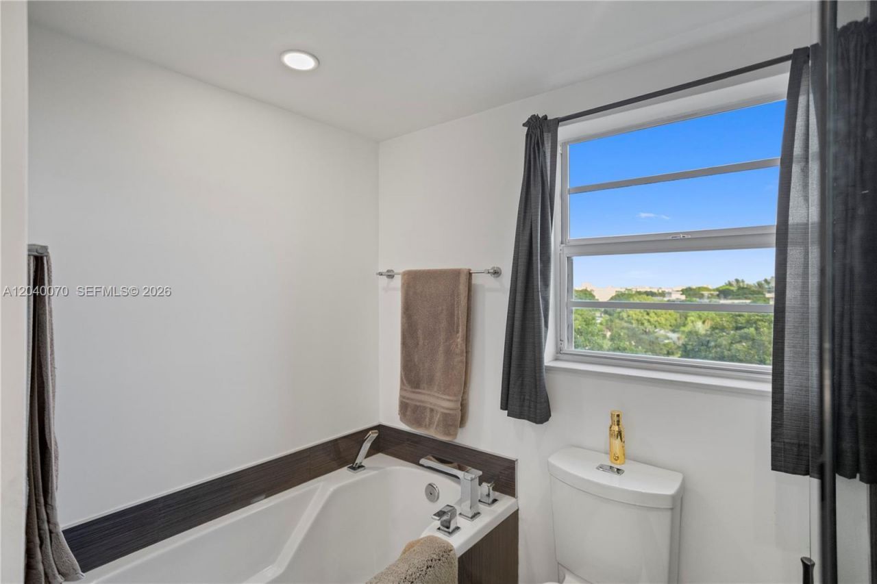 3050 N Palm Aire Dr , Unit 710, Pompano Beach, FL 33069 Photo