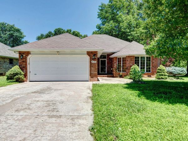 2129 E Cherryvale Street , Springfield, MO 65804