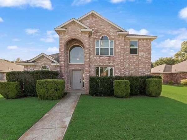 821 S Parks Drive, DeSoto, TX 75115
