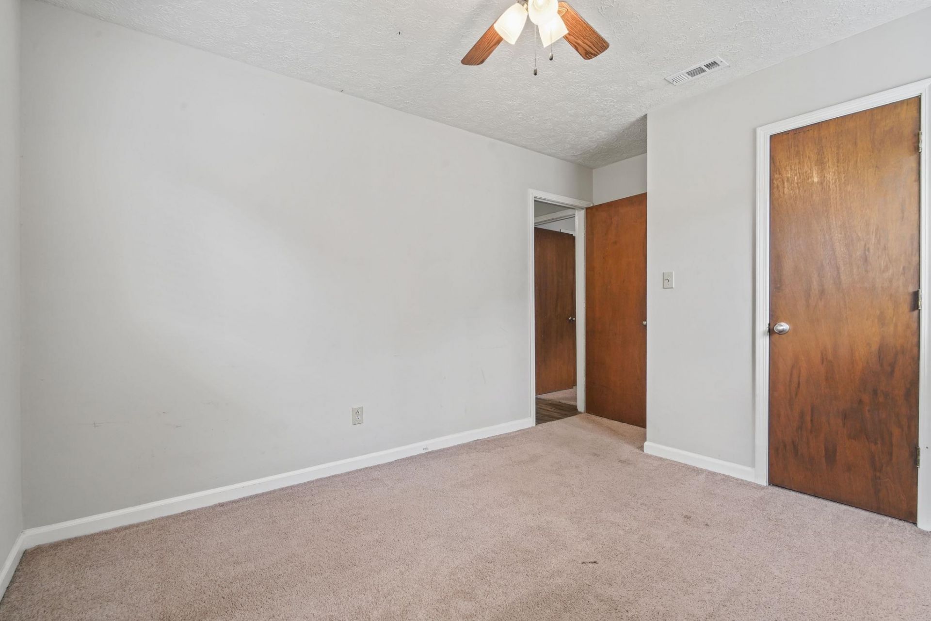 5039 Watergate Dr. Photo 17