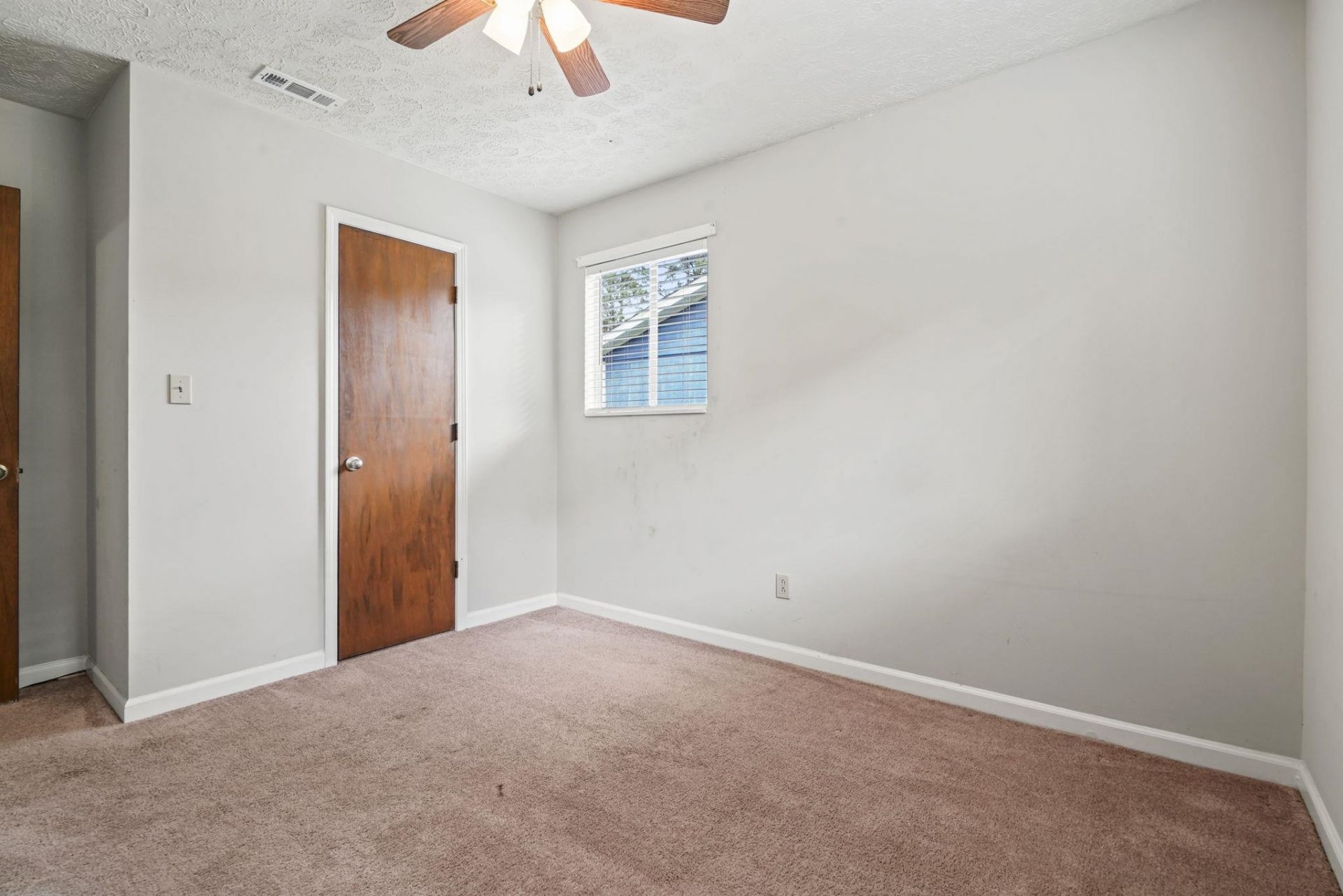 5039 Watergate Dr. Photo 18
