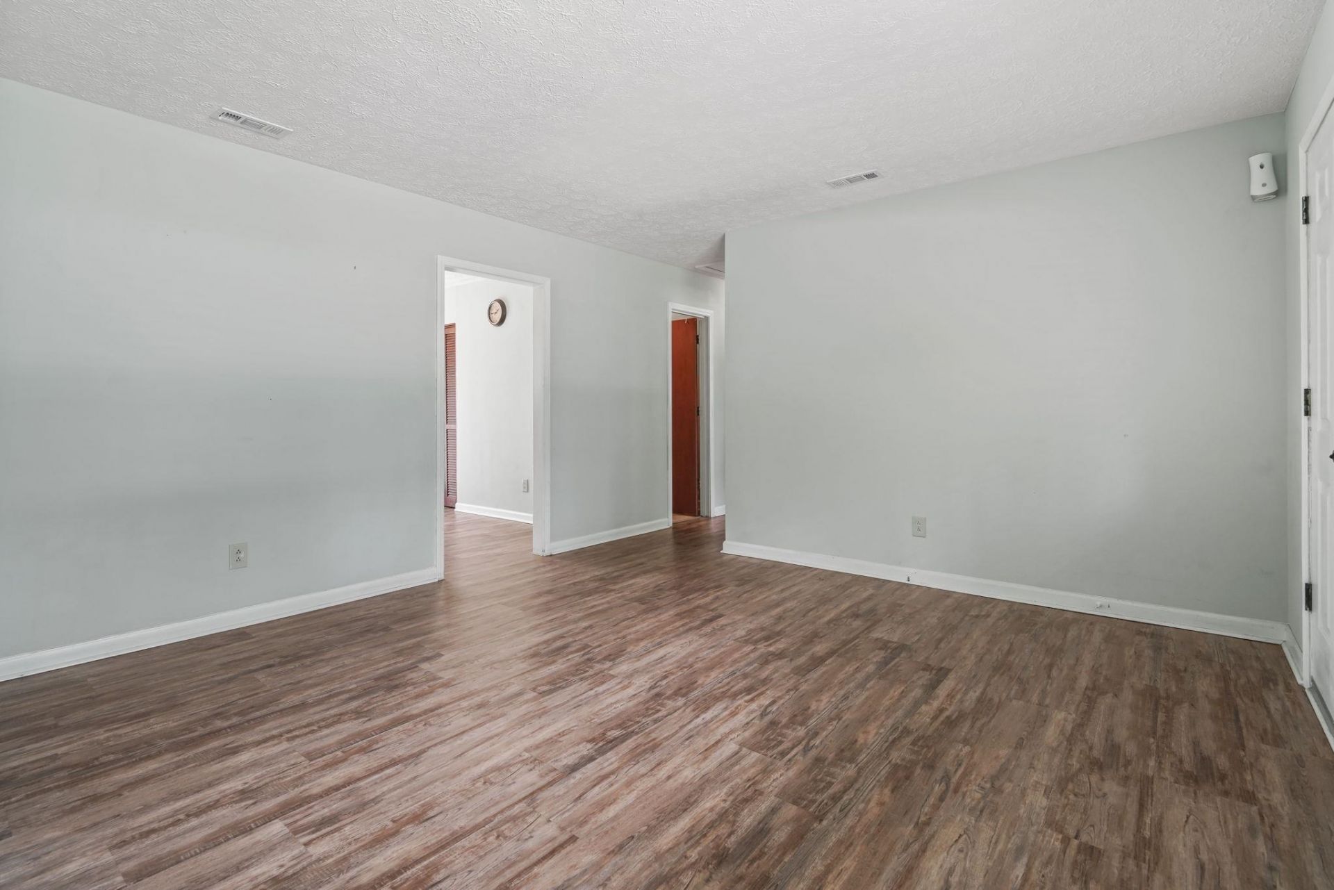 5039 Watergate Dr. Photo 4