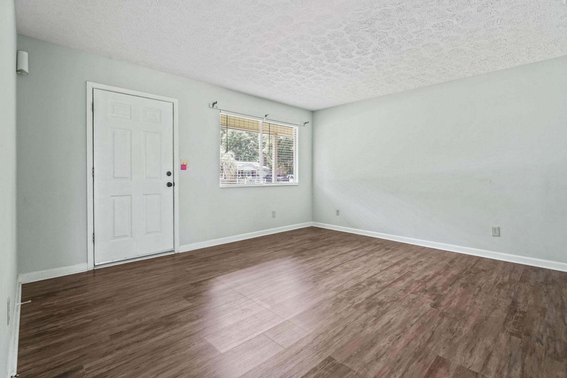 5039 Watergate Dr. Photo 5
