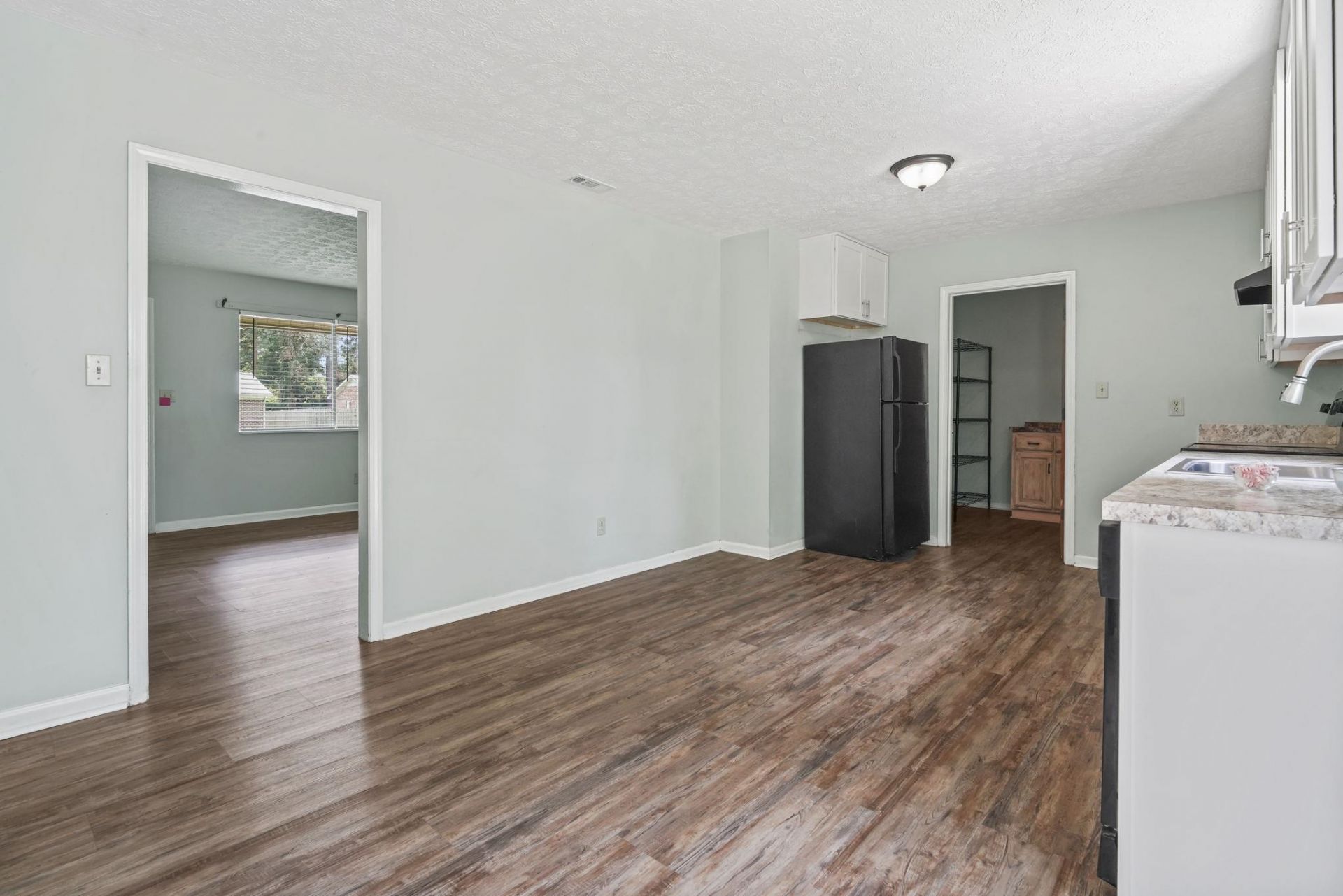5039 Watergate Dr. Photo 7