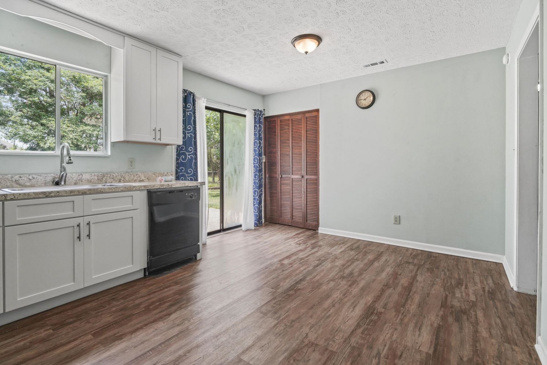 5039 Watergate Dr. Photo 8
