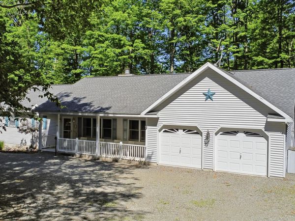 61 Phillips Road, Newfoundland, PA 18445