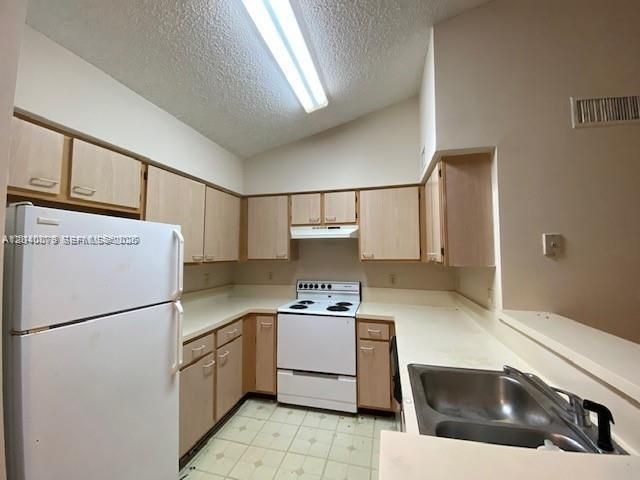 7630 Westwood Dr , Unit 327, Tamarac, FL 33321 Photo