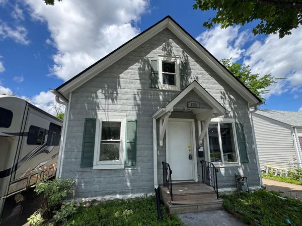 633 Parkway Drive , Saint Paul, MN 55106