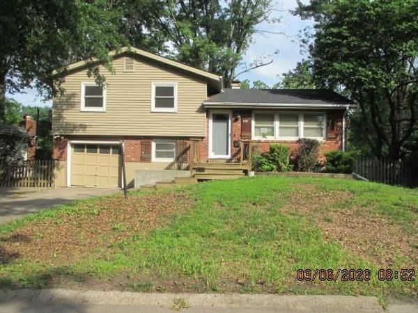 618 NW Kay Drive, Lee's Summit, MO 64063