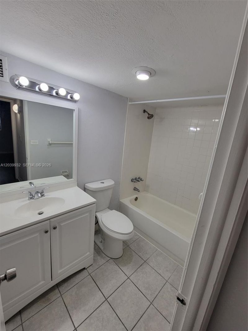 4550 NW 9th St , Unit 512E, Miami, FL 33126 Photo