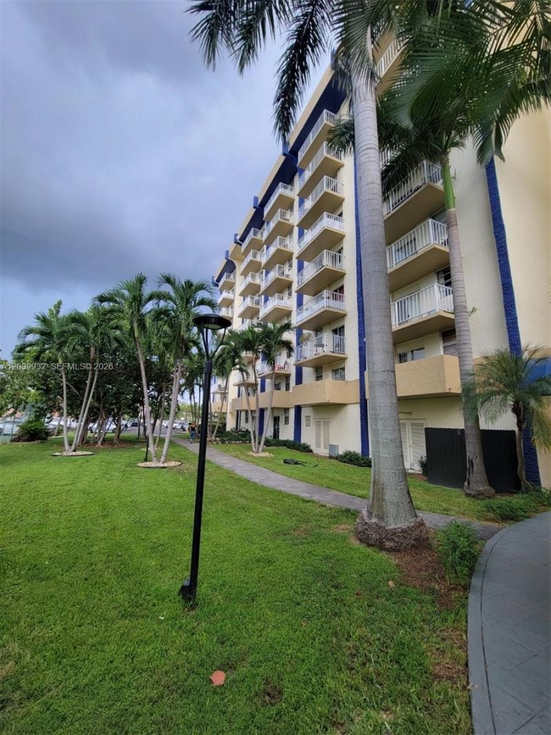 4550 NW 9th St , Unit 512E, Miami, FL 33126 Photo