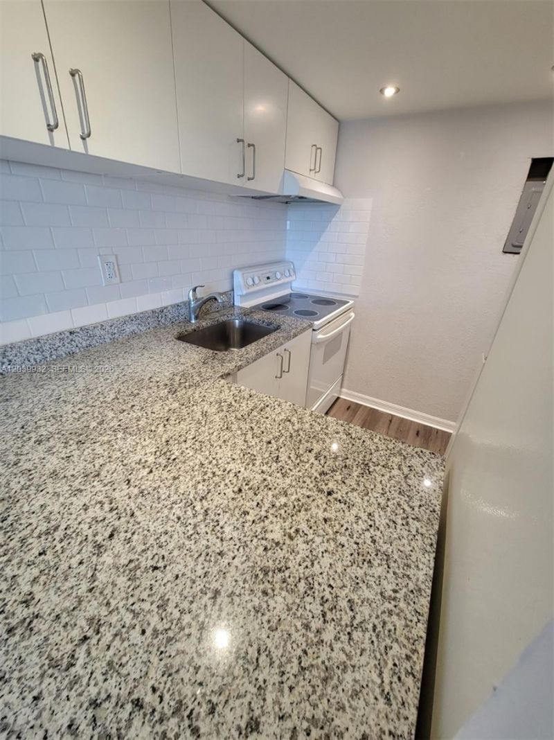 4550 NW 9th St , Unit 512E, Miami, FL 33126 Photo