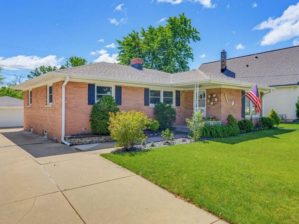 4656 N 118th St, Wauwatosa, WI 53225