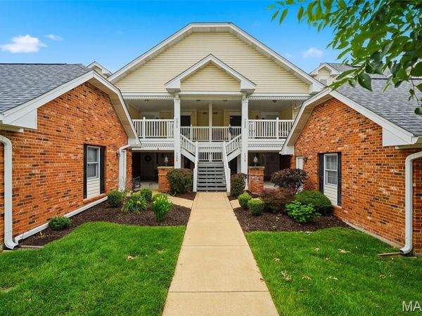 7312 Woodlawn Colonial Lane, Shrewsbury, MO 63119