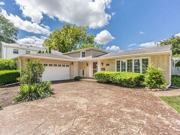 210 W Pickwick Road , Arlington Heights, IL 60005