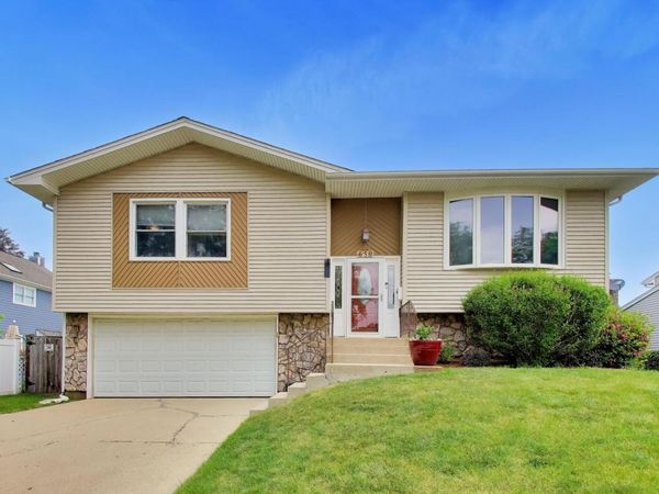 650 Nassau Drive , Roselle, IL 60172
