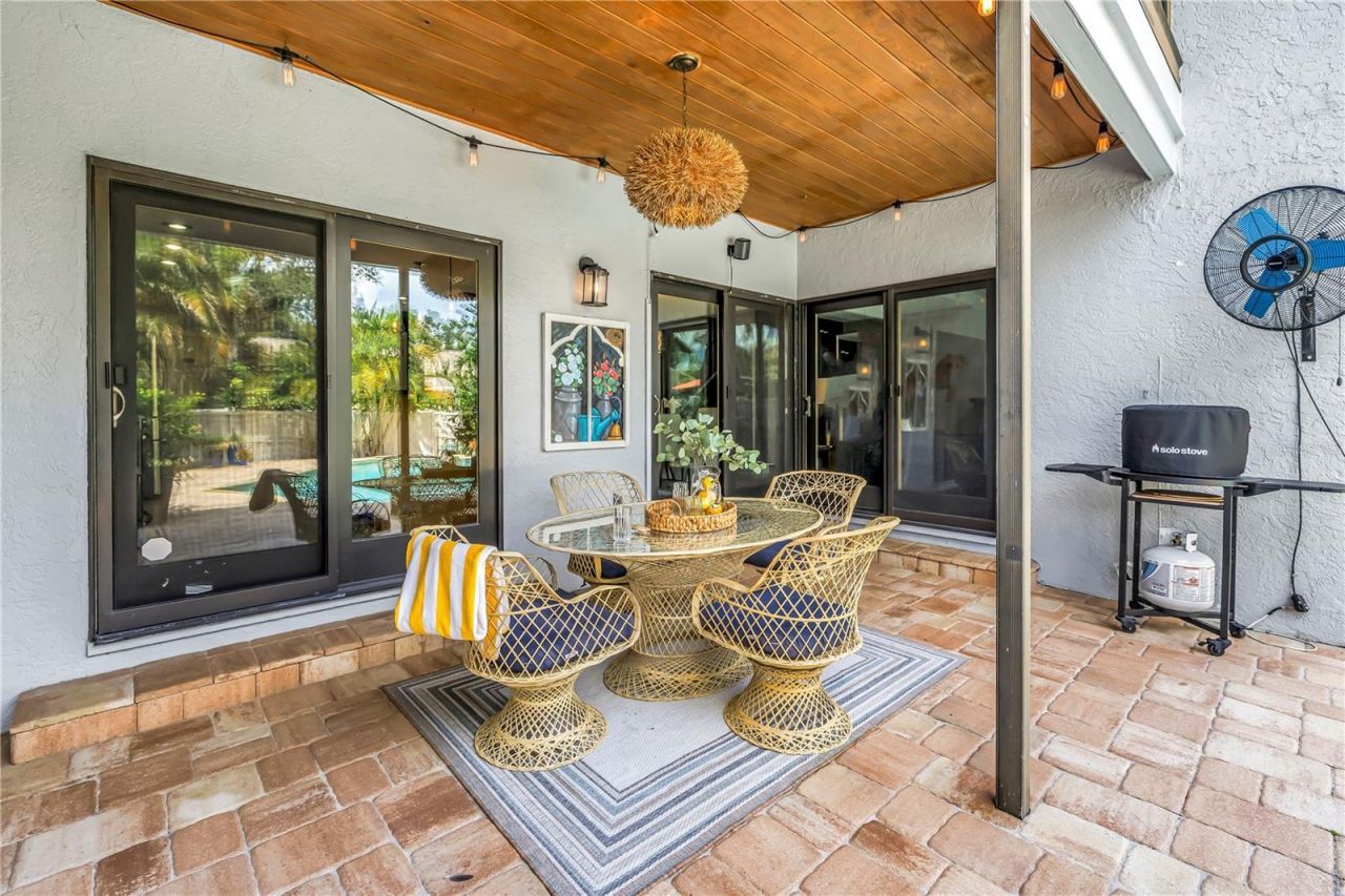 990 San Carlos Court Ne, Saint Petersburg, FL 33702 Photo