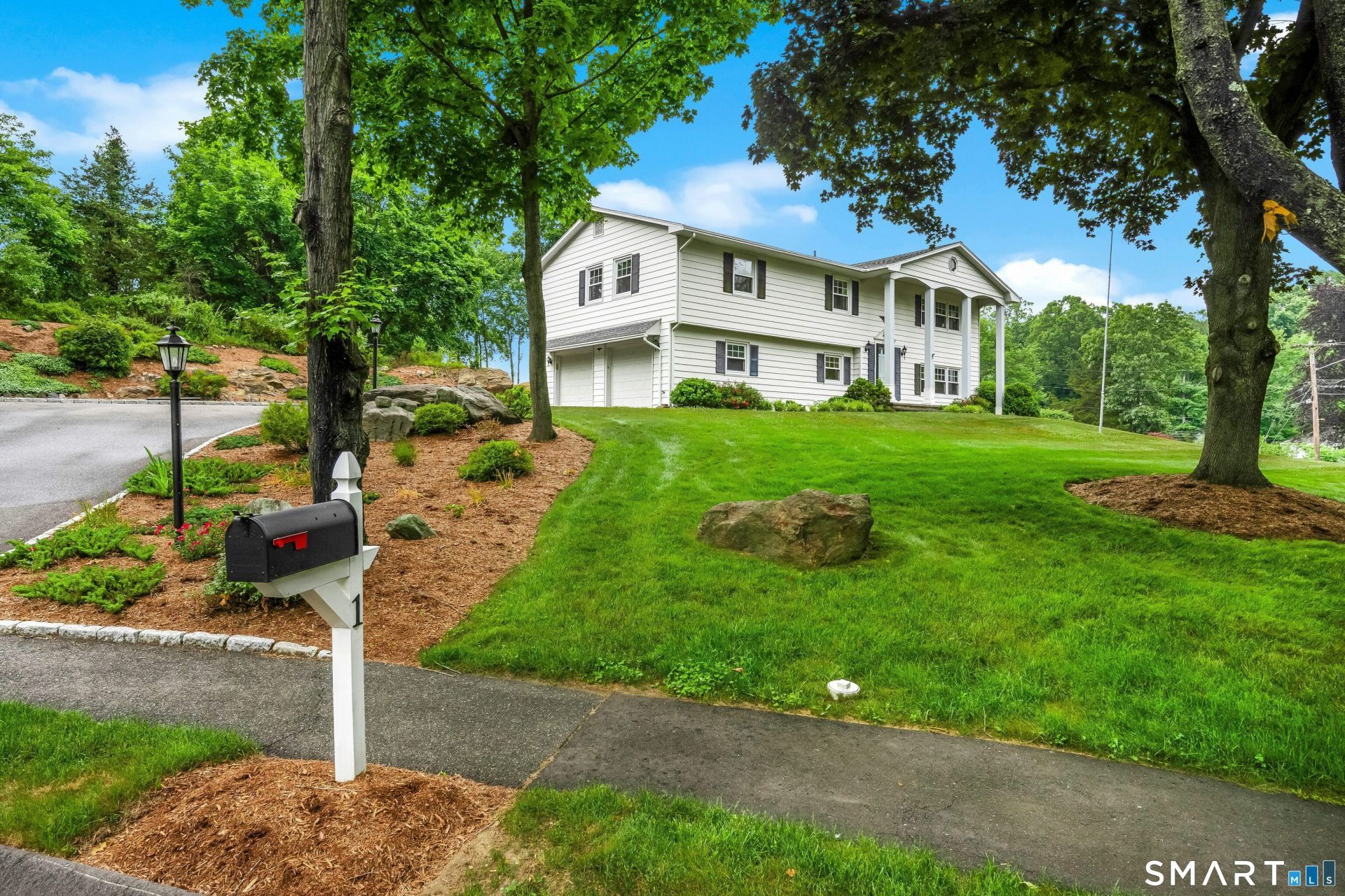 1 Woodchuck West, Norwalk, CT 06854 Main Photo