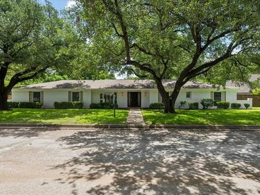 4113 Ridglea Country Club Drive, Fort Worth, TX 76126