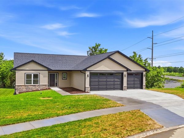 892 Silver Ln , Iowa City, IA 52245