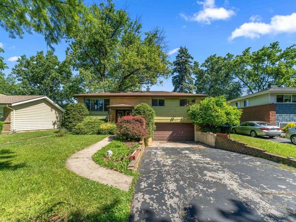 1916 E Yuma Lane, Mount Prospect, IL 60056