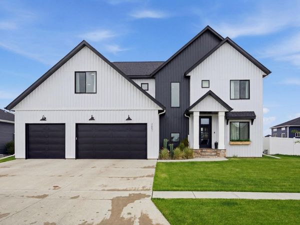 2651 Golden Lane S, Fargo, ND 58104